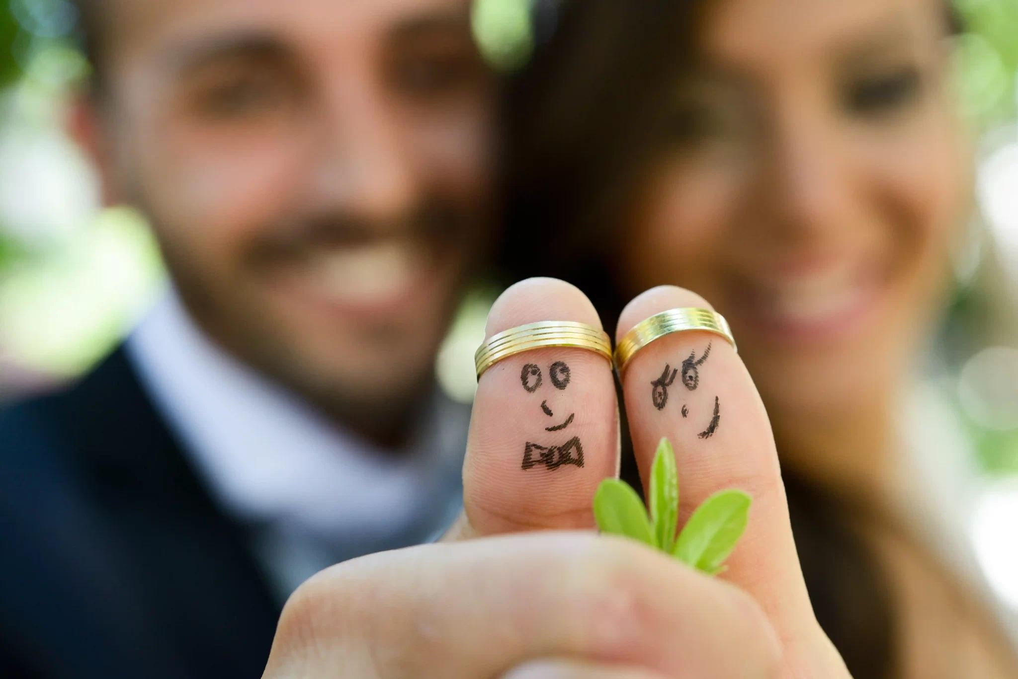 close-up-of-newlyweds-painted-at-fingers (2)